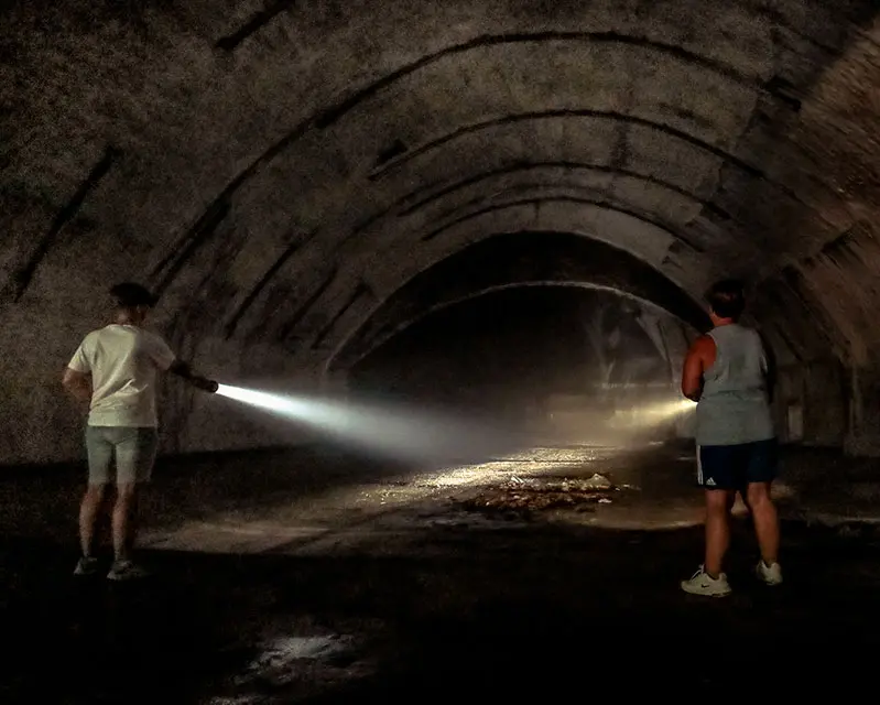 Ein Tunnel der Flugzeugkaverne in Kroatien.